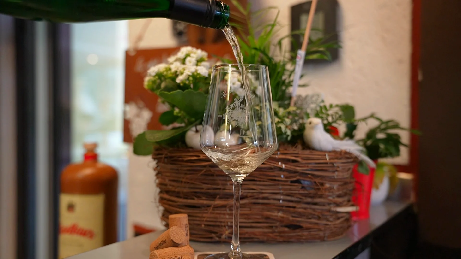Wein wird eingeschenkt