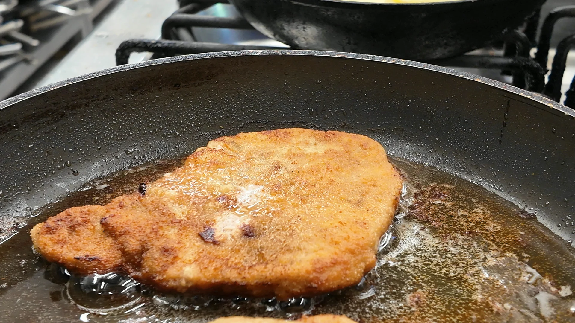 Goldbraunes Schnitzel in der Pfanne