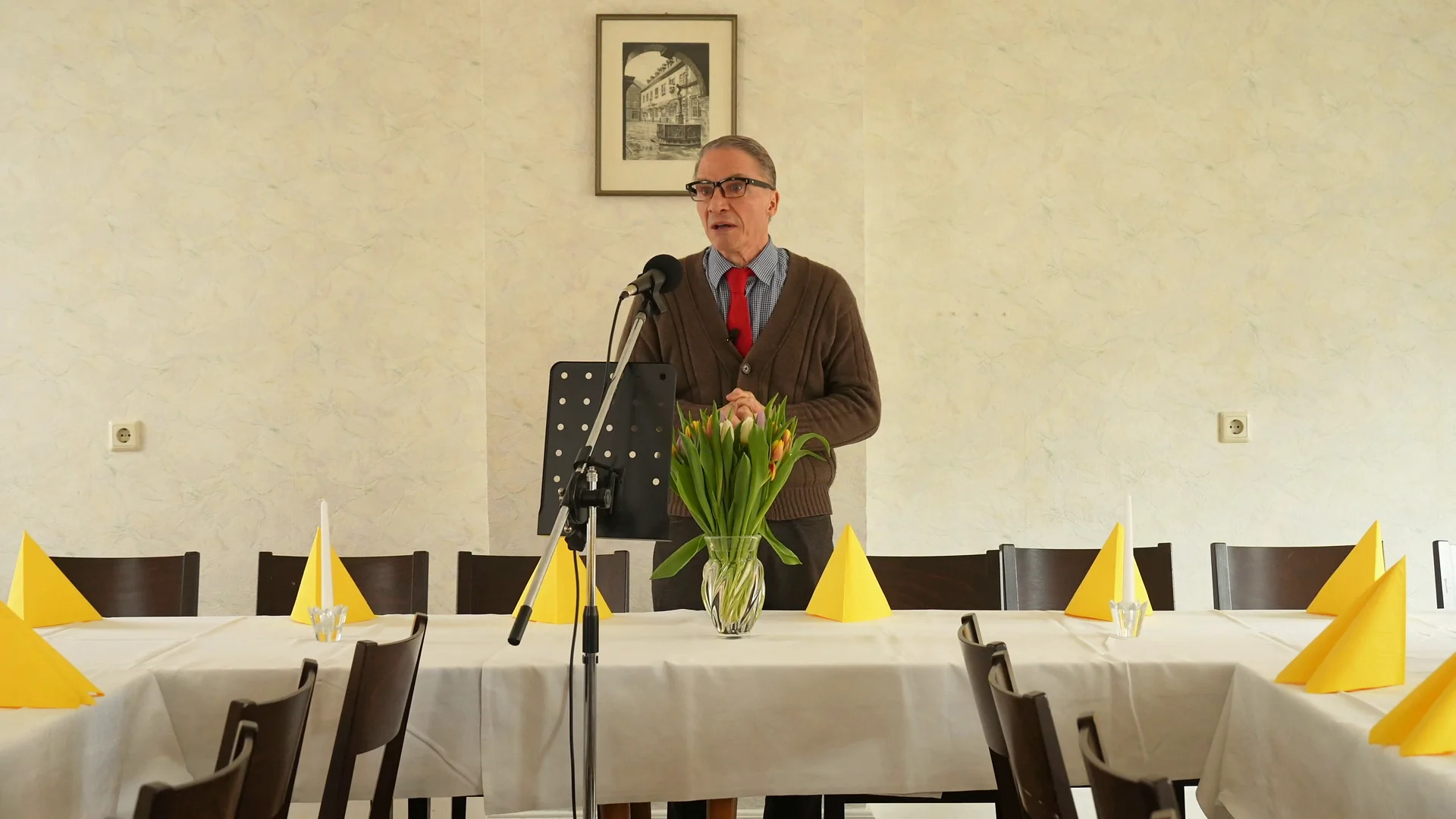 Festlich gedeckte Tafel im Saal