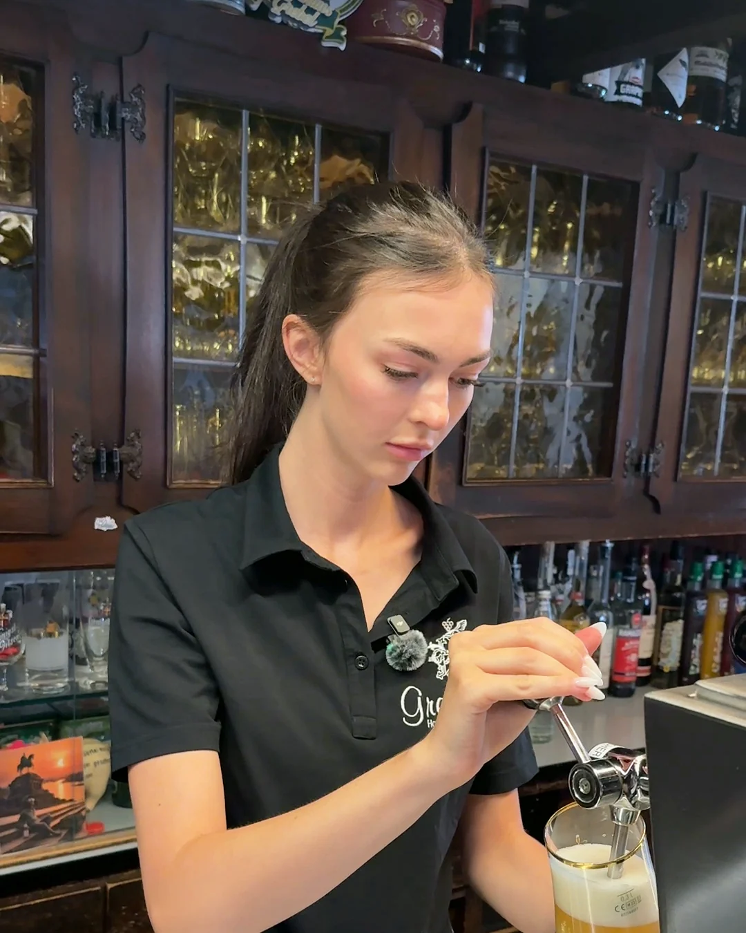 Frisch gezapftes Bier im Service